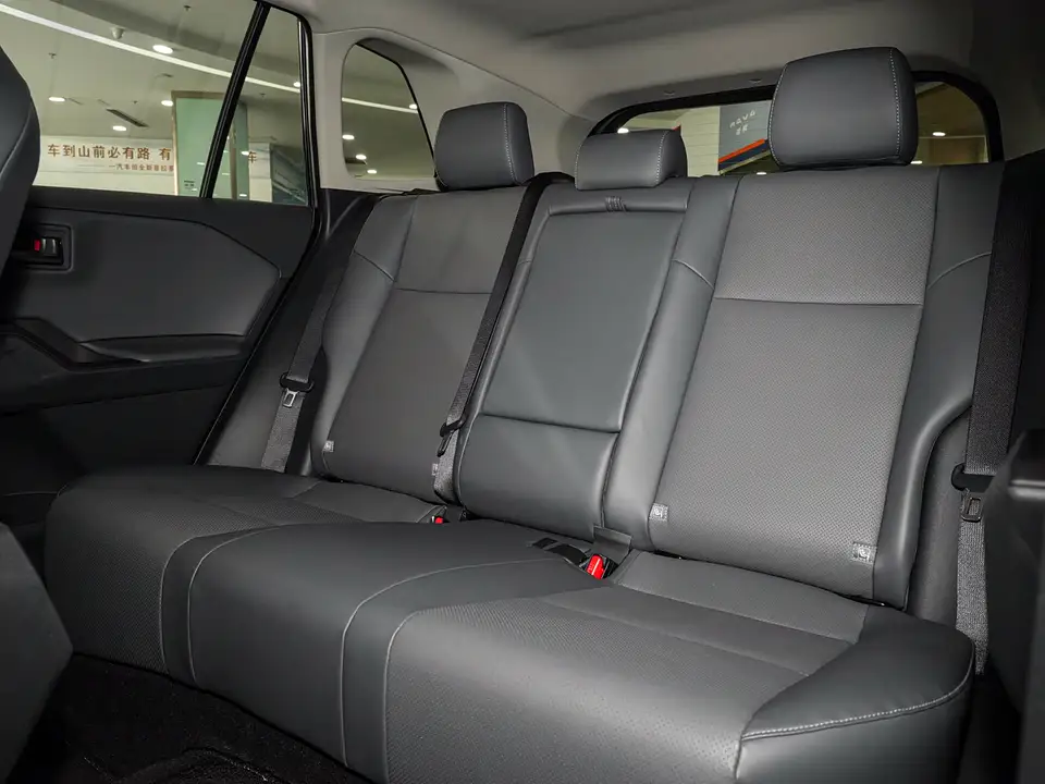 Toyota RAV4 · Toyota 2.0 L 4 W D Luxury — 6