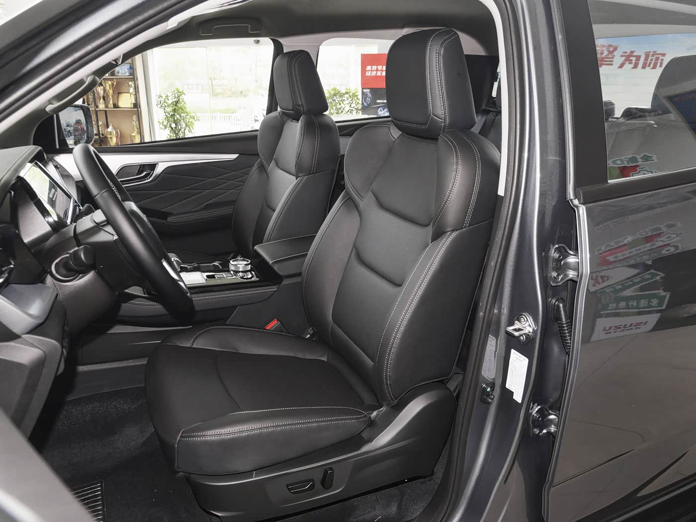 Isuzu D-MAX · 3.0 T Automatic 4 W D Premium Traverse — 5
